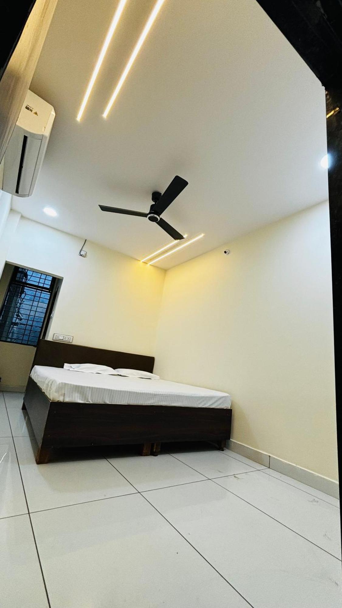 Hotel Shreenidhi Comfort Stay Ujjain Eksteriør billede